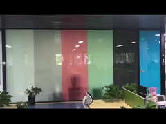 Pellicola intelligente personalizzata a colori applicata alle divisorie in vetro per ufficio