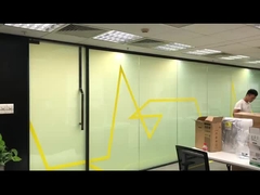 Pellicola Intelligente Personalizzata Professionalmente Applicata alle Pareti Divisorie per la Protezione della Privacy in Ufficio