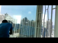 Film fotocromatico a sensibilità UV, con commutazione senza soluzione di continuità tra stati trasparenti e ombrosi